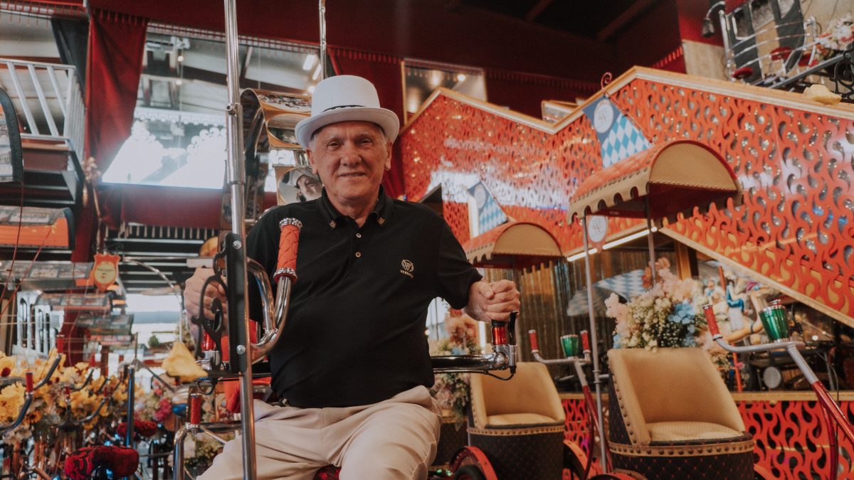 Empresário cria bicicleta para brincar com filhos e transforma rascunhos em guardanapos no ‘mundo mágico’ que anima os desfiles da Oktoberfest Blumenau