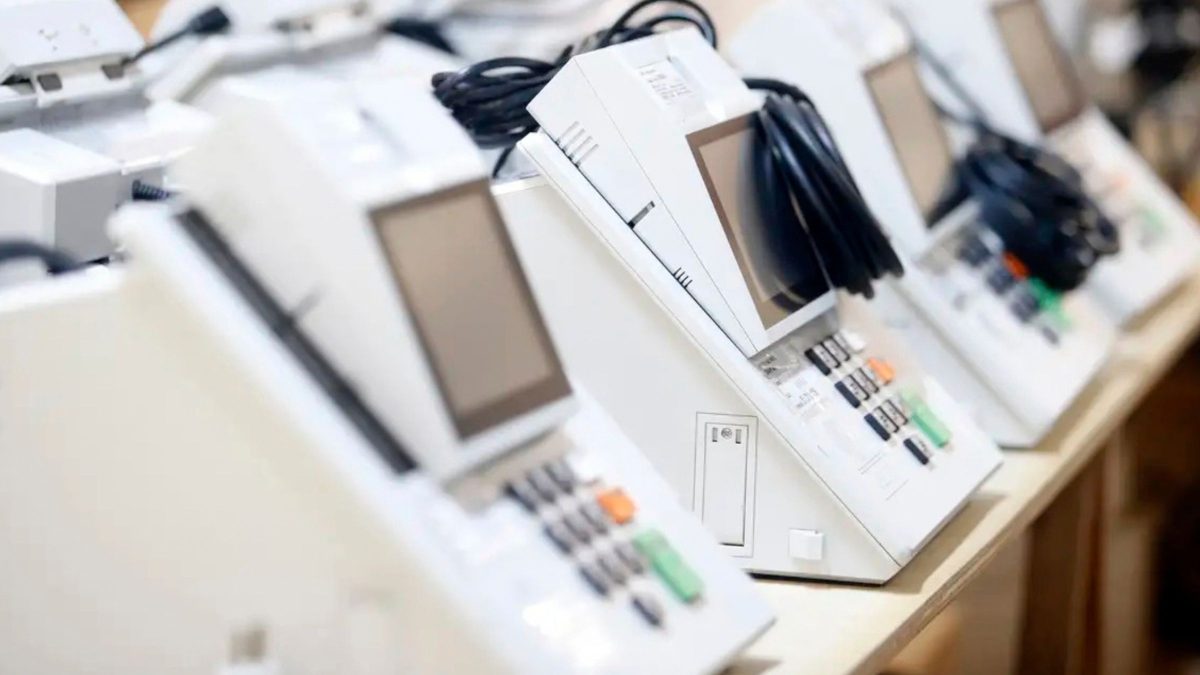 Urnas eletrônicas do Distrito Federal são auditadas no TSE em teste inédito durante o 1º turno; entenda o processo