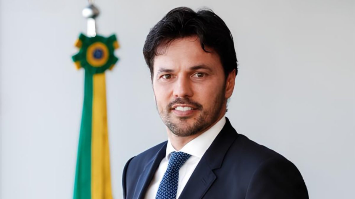 Ministro de Bolsonaro, marido de Patrícia Abravanel e ‘íntimo’ de Vorcaro: quem é Fábio Faria citado cerca de 40 vezes em relatório da PF sobre o banqueiro - QTU Questões do Universo