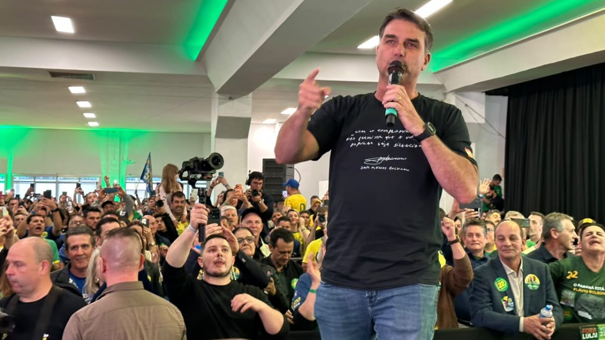Flávio usa camisa com trecho de carta escrita por Jair Bolsonaro durante comício do PL em Chapecó