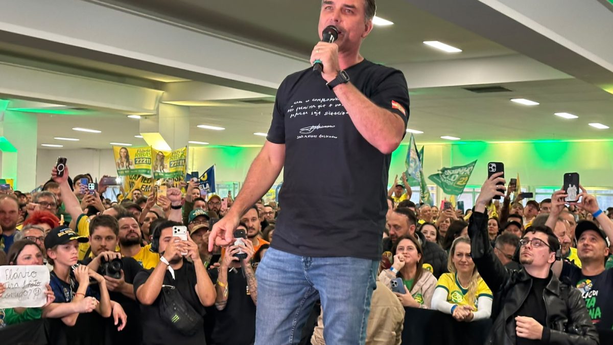 Flávio Bolsonaro fala em castração química para estupradores e proteção às mulheres em evento em Chapecó