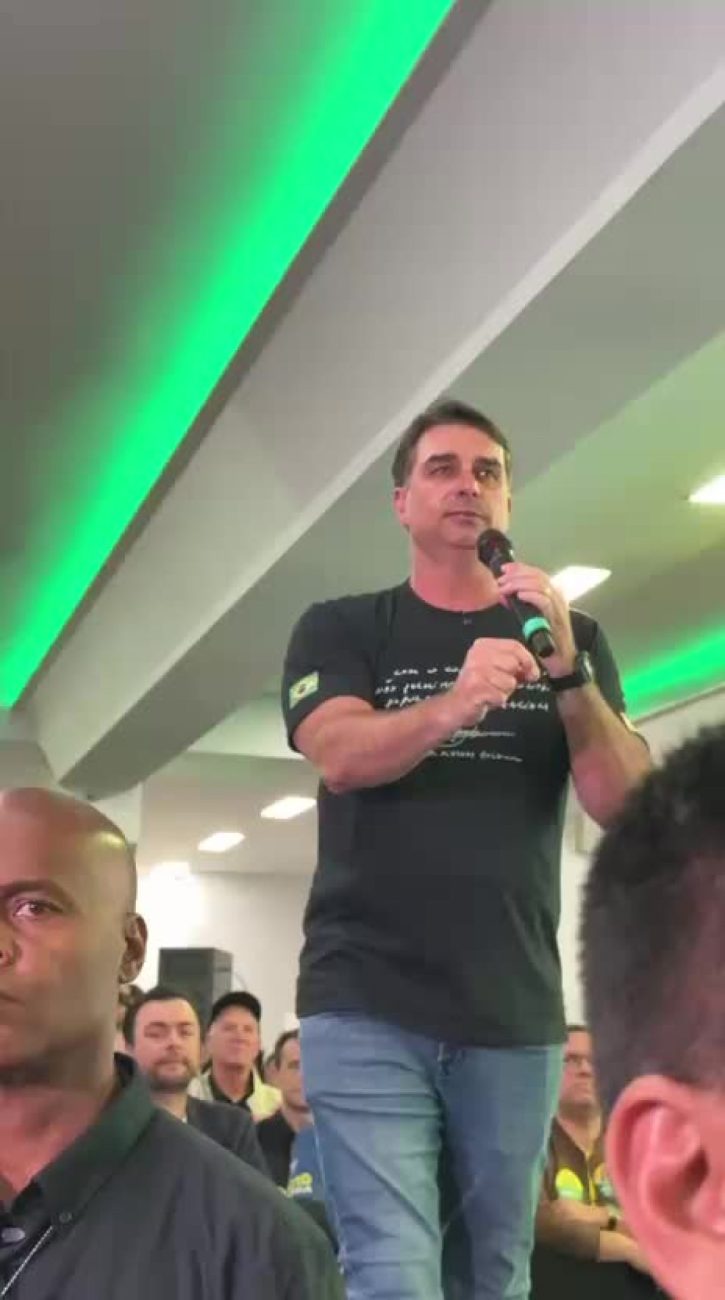 Flávio usa camisa com trecho de carta escrita por Jair Bolsonaro durante comício do PL em Chapecó 4 Flávio usa camisa com trecho de carta escrita por Jair Bolsonaro durante comício do PL em Chapecó 3