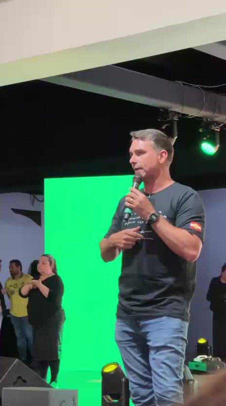 Flávio usa camisa com trecho de carta escrita por Jair Bolsonaro durante comício do PL em Chapecó 2 Flávio usa camisa com trecho de carta escrita por Jair Bolsonaro durante comício do PL em Chapecó 1