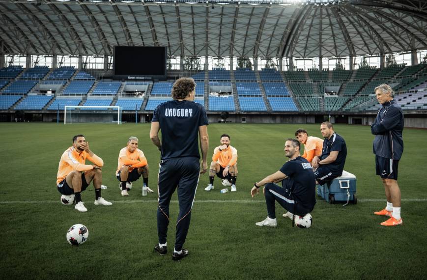 Diego Forlán conversa com jogadores da seleção uruguaia durante treinamento no gramado antes do amistoso contra o Japão