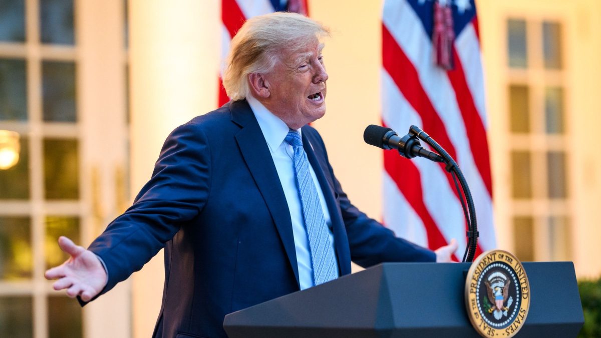 Trump anuncia banimento de emissoras na cobertura da Casa Branca após críticas ao governo