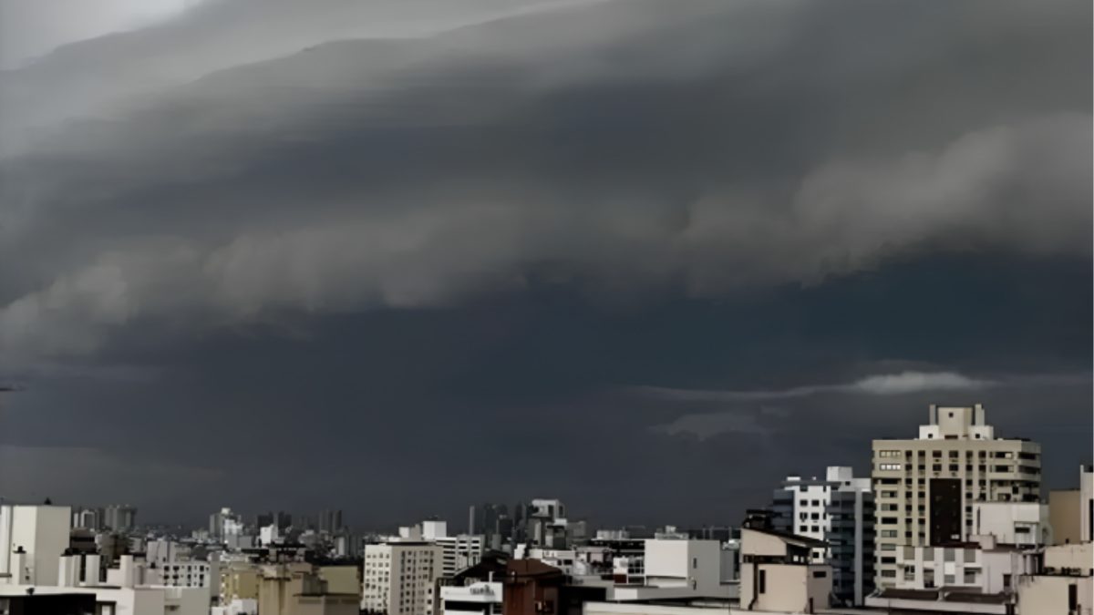 Frente fria associada a ciclone coloca cidades em alerta com chuva de até 150 mm e chance de granizo e alagamentos em SC