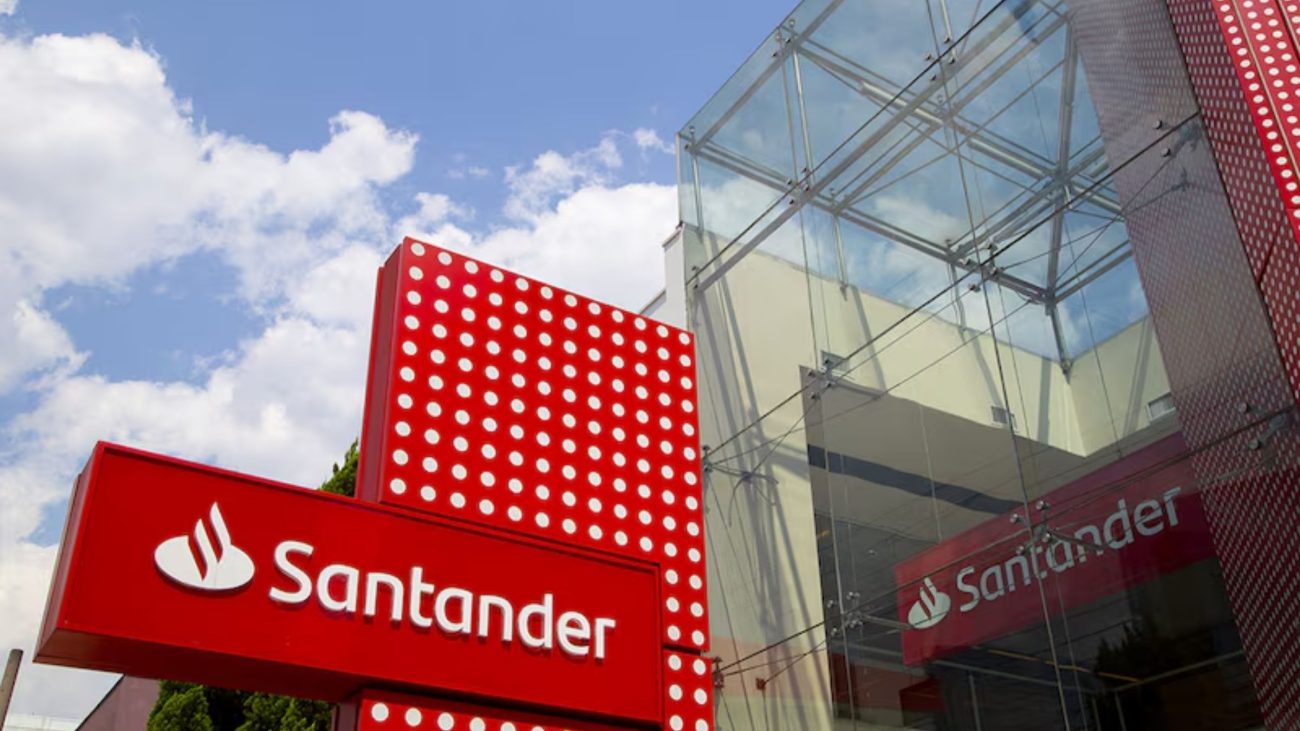 Fachada do Santander com letreiro vermelho e estrutura de vidro