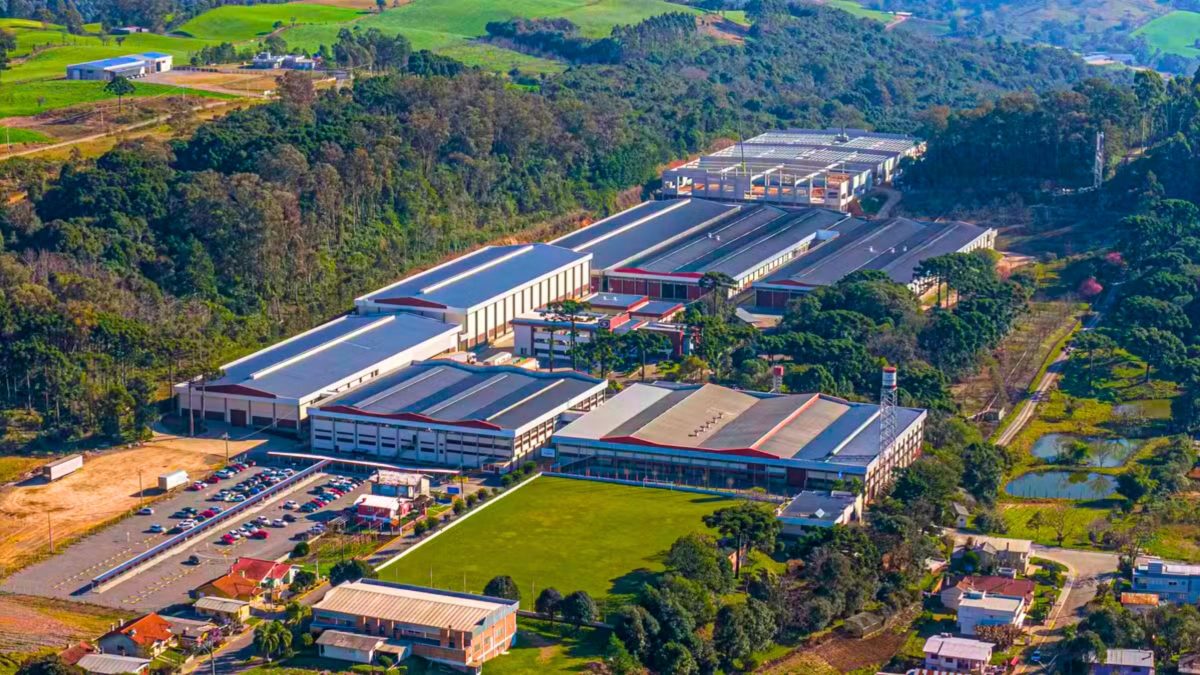 Gigante das embalagens investe R$ 65 milhões em megafábrica em cidade de 6 mil habitantes para fabricar 250 caixas de pizza por minuto - QTU Questões do Universo