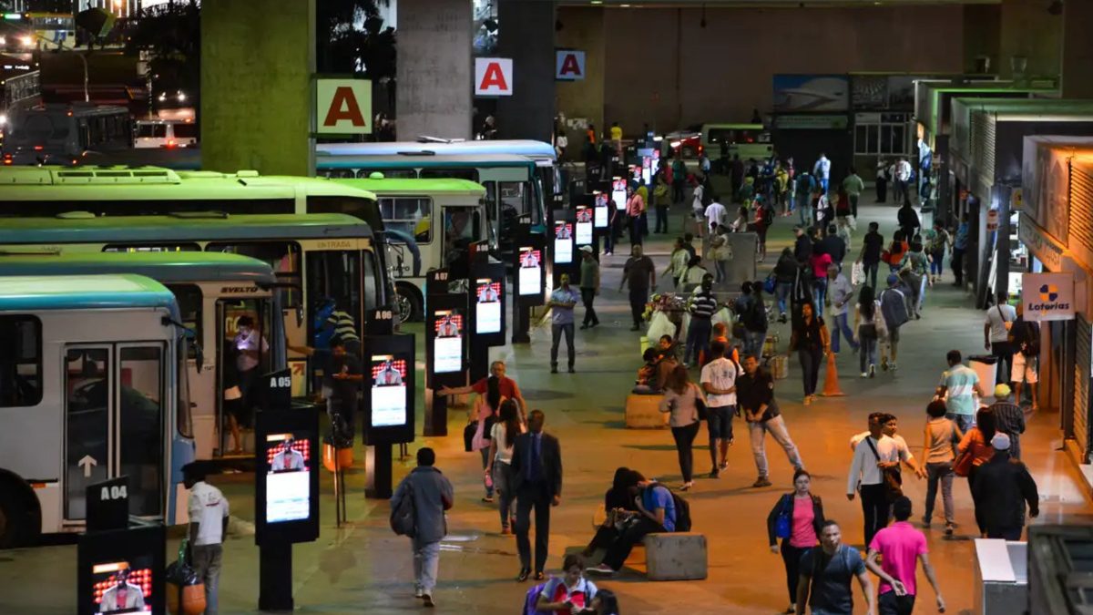 Greve dos ônibus no DF é suspensa após negociação garantir reajuste de 8% nos salários da categoria