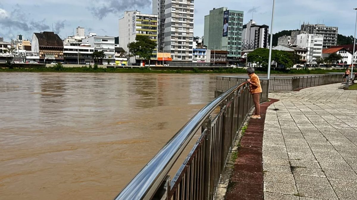 Da chuva ao nível do rio: guia mostra cuidados que todo morador de Blumenau deve conhecer em caso de emergências