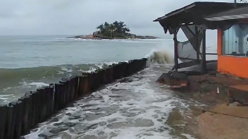 Há 40 anos comerciante vê o mar 'engolir' praia e invadir restaurante no litoral de SC 'A paisagem mudou completamente' - Reprodução/Redes sociais/ND Mais