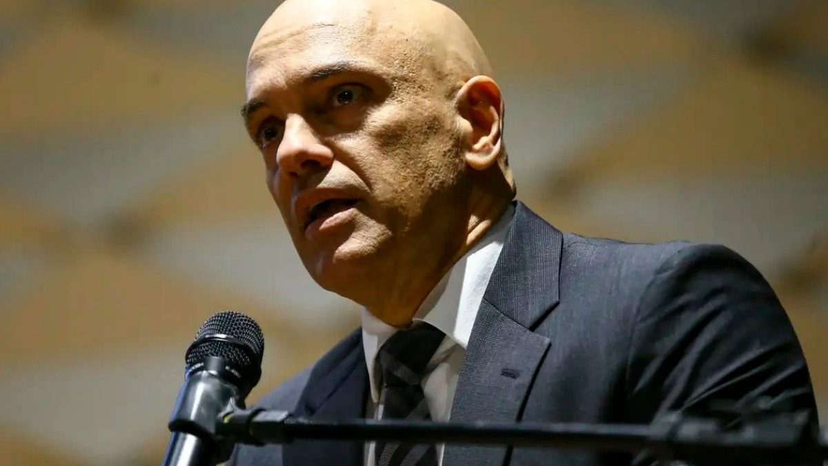 Oposição pede impeachment e prisão de Moraes após revelação de mensagens com Vorcaro - QTU Questões do Universo