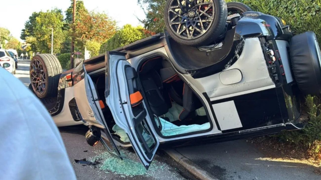 Carro de Sorba Thomas ficou com os vidros destruídosFoto: X/Reprodução/ND Mais