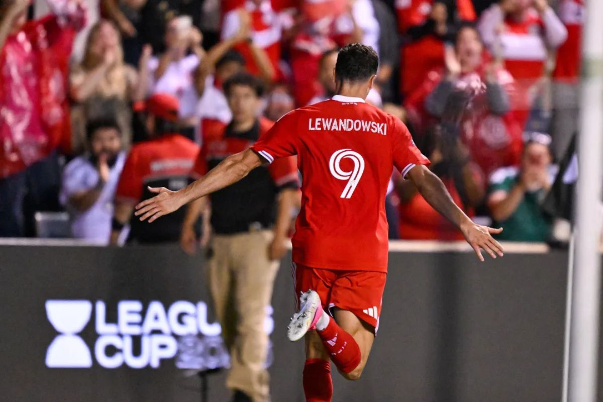 Lewandowski celebra com a camisa do Chicago Fire durante partida da MLS