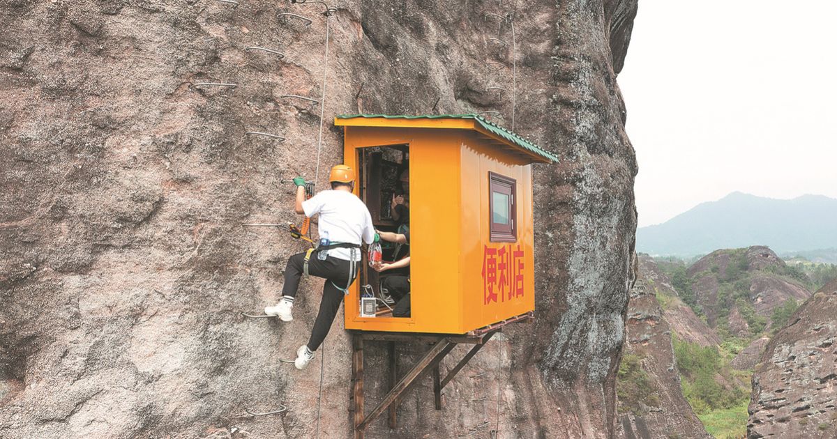 Escaladores estavam subindo uma parede rochosa até que encontraram a 120 metros do chão uma loja que vende lanches e aceita pagamento por QR Code - QTU Questões do Universo