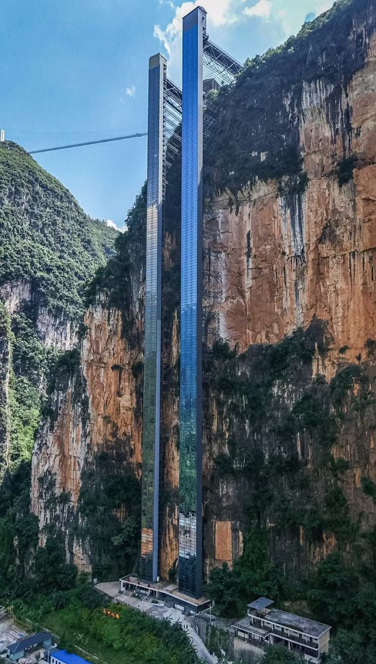 Estruturas de elevadores panorâmicos ficam lado a lado no cânion do rio Nizhu; o novo modelo tem 288 metros de altura e é usado pela comunidade localFoto: Reprodução/ China Daily Facebook