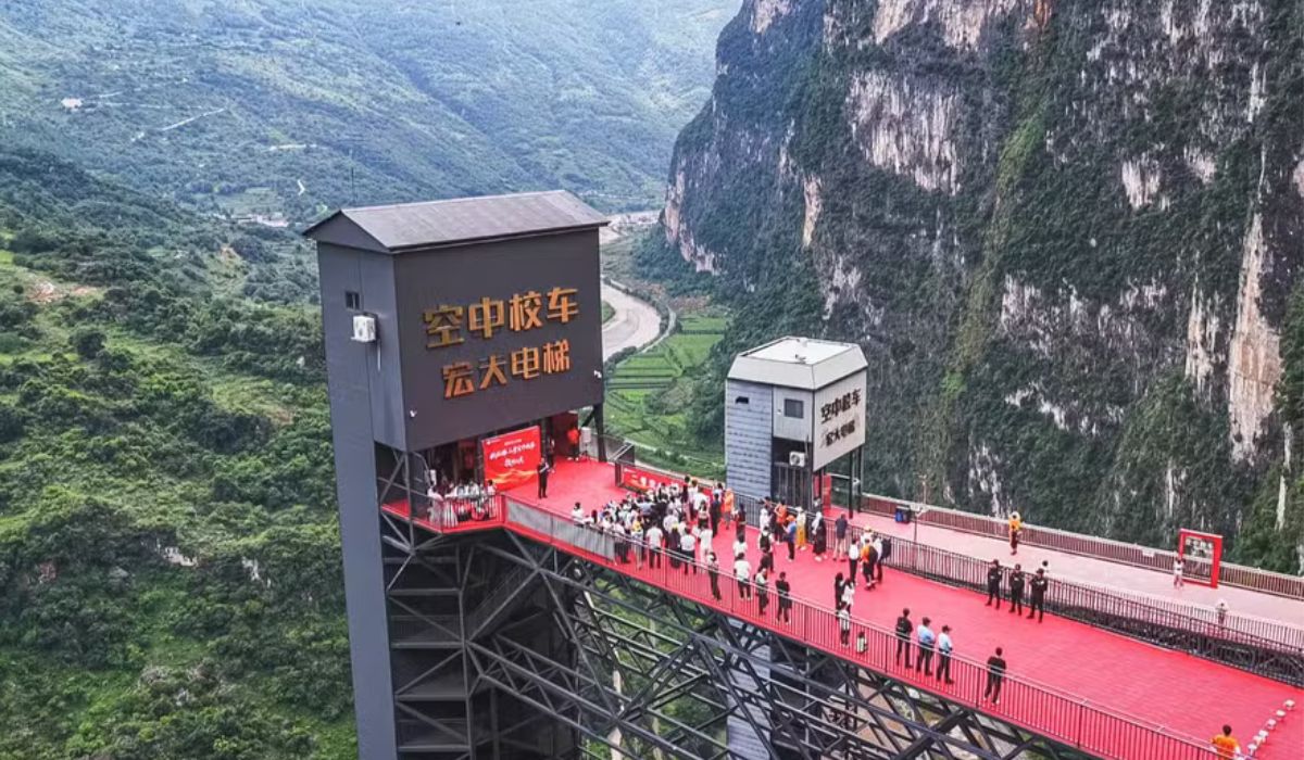 Plataforma dá acesso às estruturas instaladas no cânion do rio Nizhu, que facilitam o deslocamento dos moradores da regiãoFoto: Reprodução/ China Daily Facebook