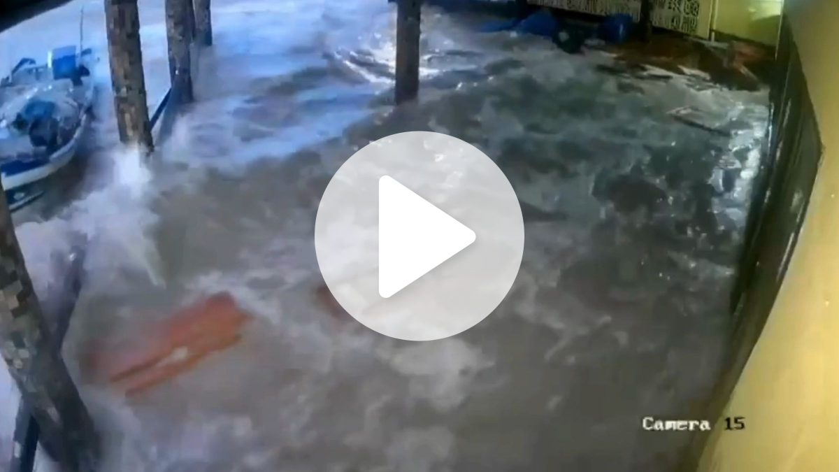 Vídeos impressionantes mostram força do mar invadindo restaurante e píer no Litoral e tsunami meteorológico é confirmado em SC