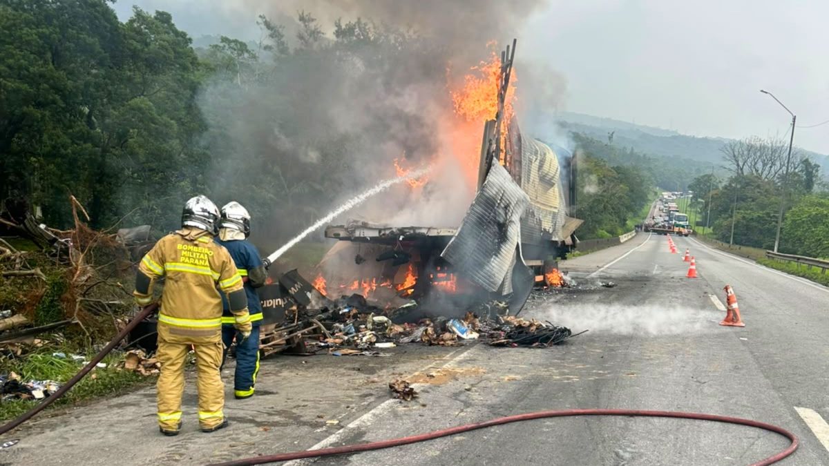 Carreta pega fogo duas vezes na BR-376, provoca explosões e mobiliza bombeiros de SC e PR em operação para apagar as chamas