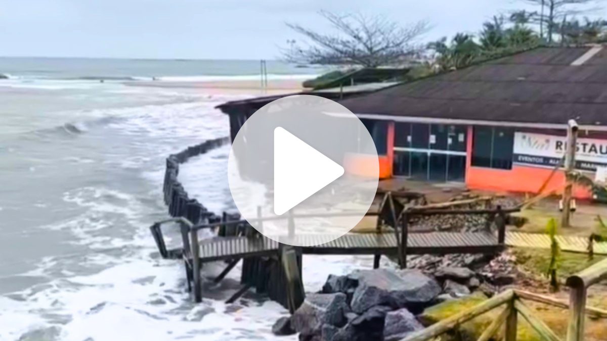 VÍDEO: Mar engole praia em Itapoá, SC