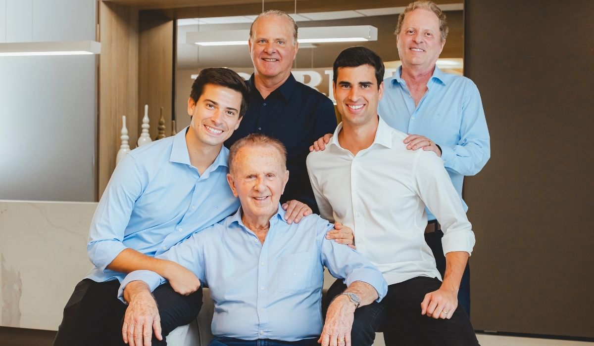 Antonio Koerich com os netos Rafael Koerich e Eduardo Koerich, e os filhos Ronaldo e Sérgio Koerich. Três gerações à frente da companhia que está com os negócios em bons ventos. Foto: José Somensi/Koerich/ND Mais