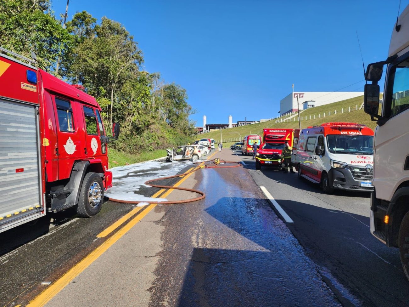 Motorista retirada de carro em chamas é encaminhada ao hospital em estado grave após acidente que matou idoso na BR-470 em Ibirama