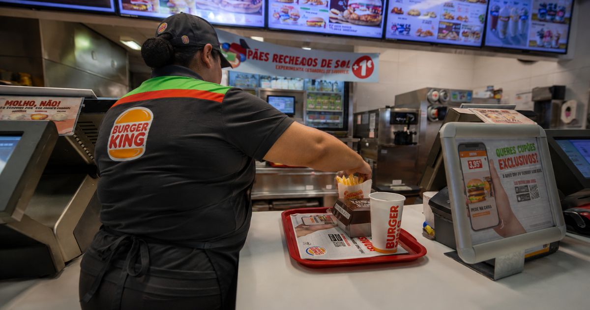 Trabalhadora vira alvo de piadas no Burguer King após gerente dizer que ela deveria emagrecer para caber no uniforme, mas Justiça condenou empresa a pagar R$ 20 mil - Foto