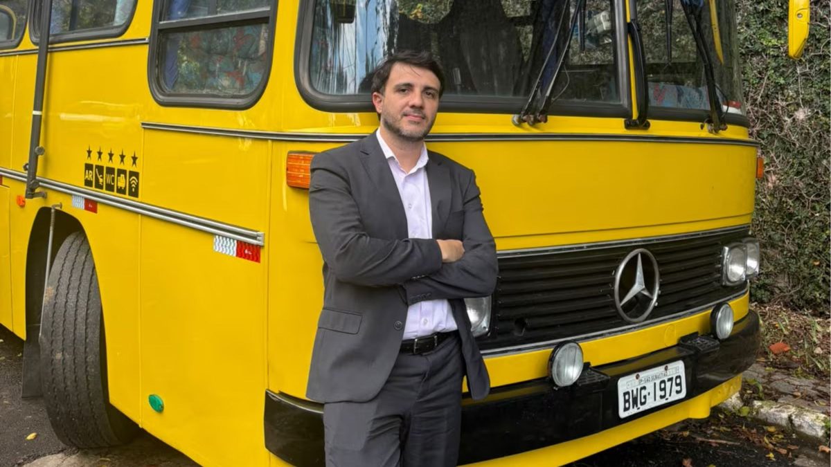 De ônibus e na reta final das eleições, Renan Santos leva caravana de campanha para Oeste catarinense