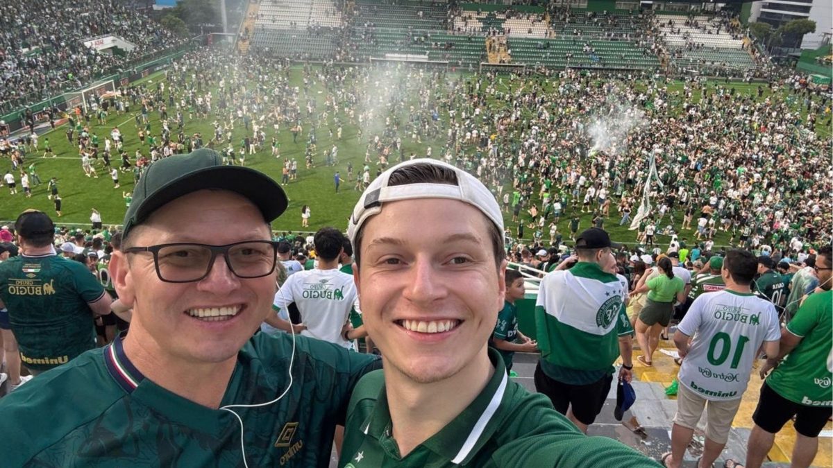 ‘O jogo nos aproxima’: há 17 anos, pai e filho vão juntos ao estádio acompanhar a Chapecoense, em uma história que atravessou títulos e momentos de dor