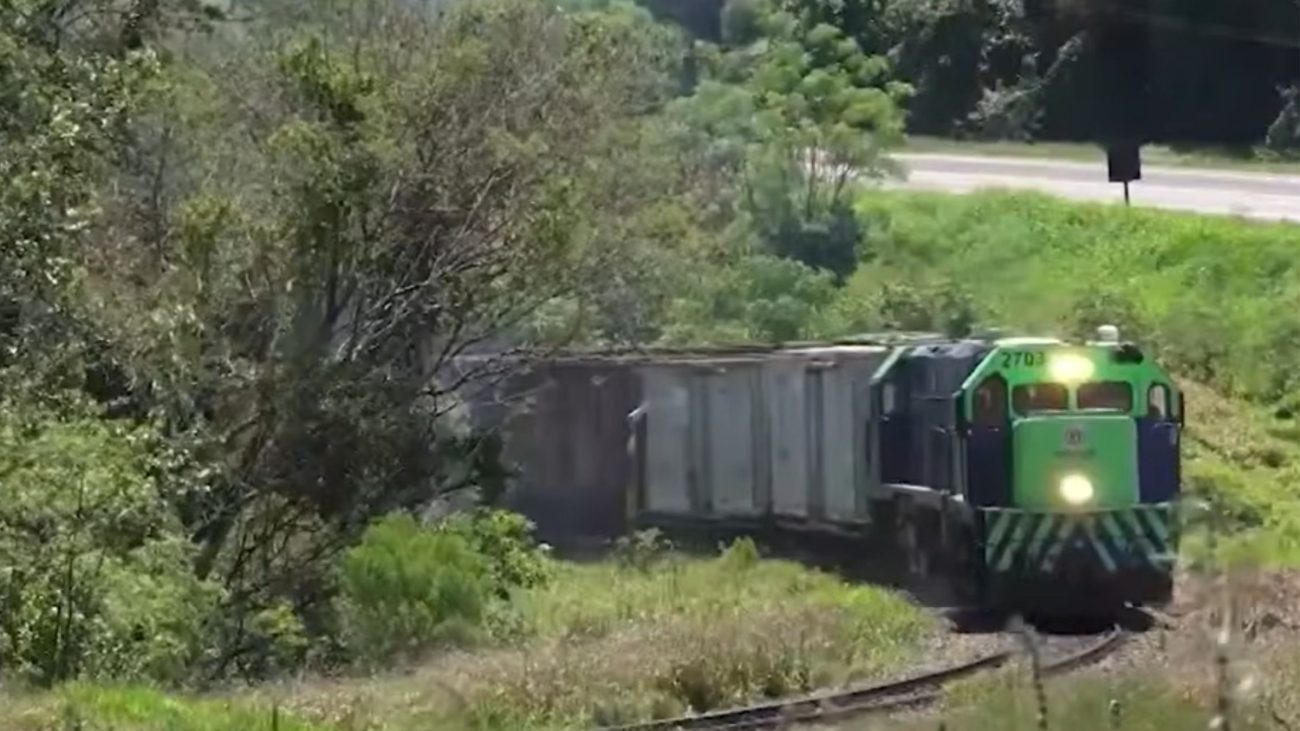 Trem em ferrovia; 