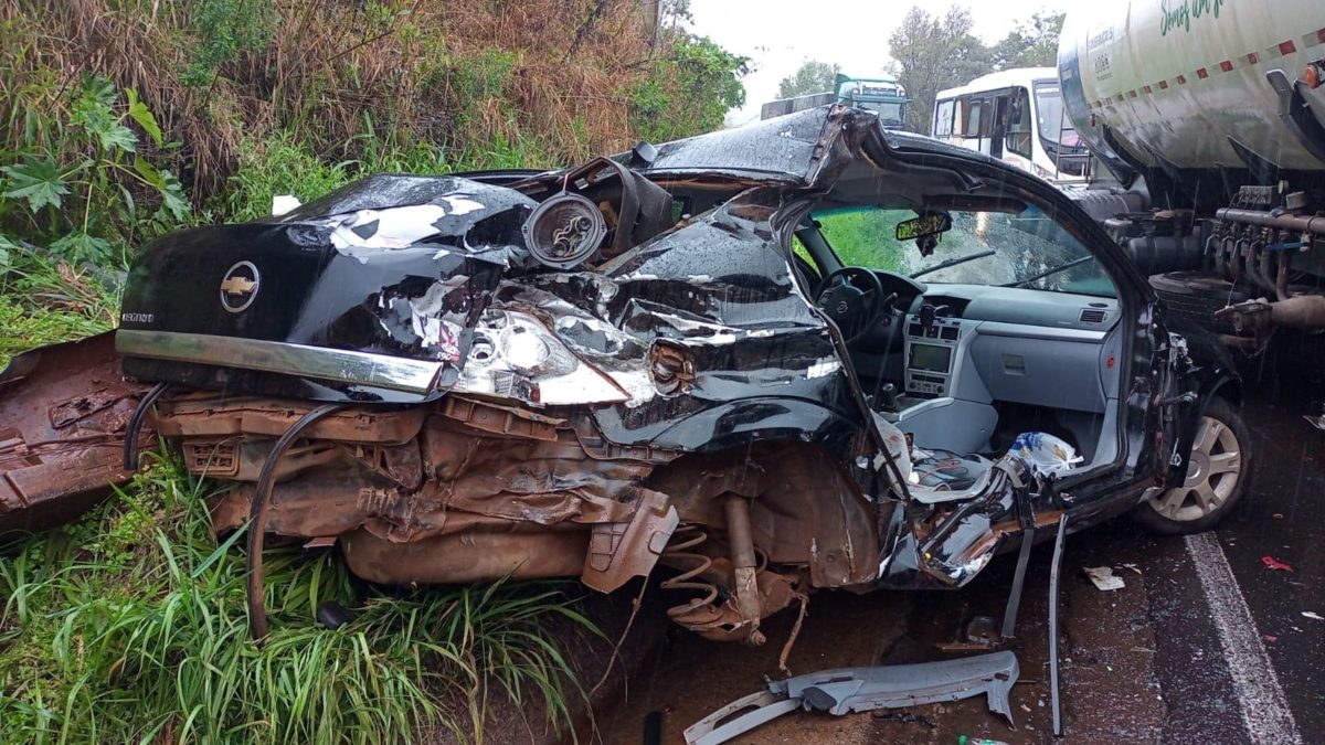 Colisão na SC-155 deixa homem morto e duas pessoas feridas após carro rodar na pista e bater em caminhão