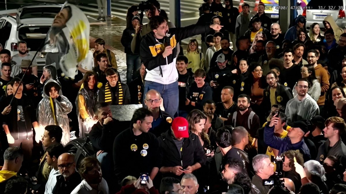 Fumaça, sinalizadores e discurso em caminhonete: como foi a chegada de Renan Santos a Florianópolis