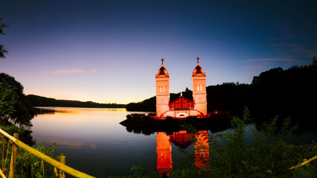 Torres de igreja resistiram à demolição de cidade e hoje ficam no meio de um lago em SC