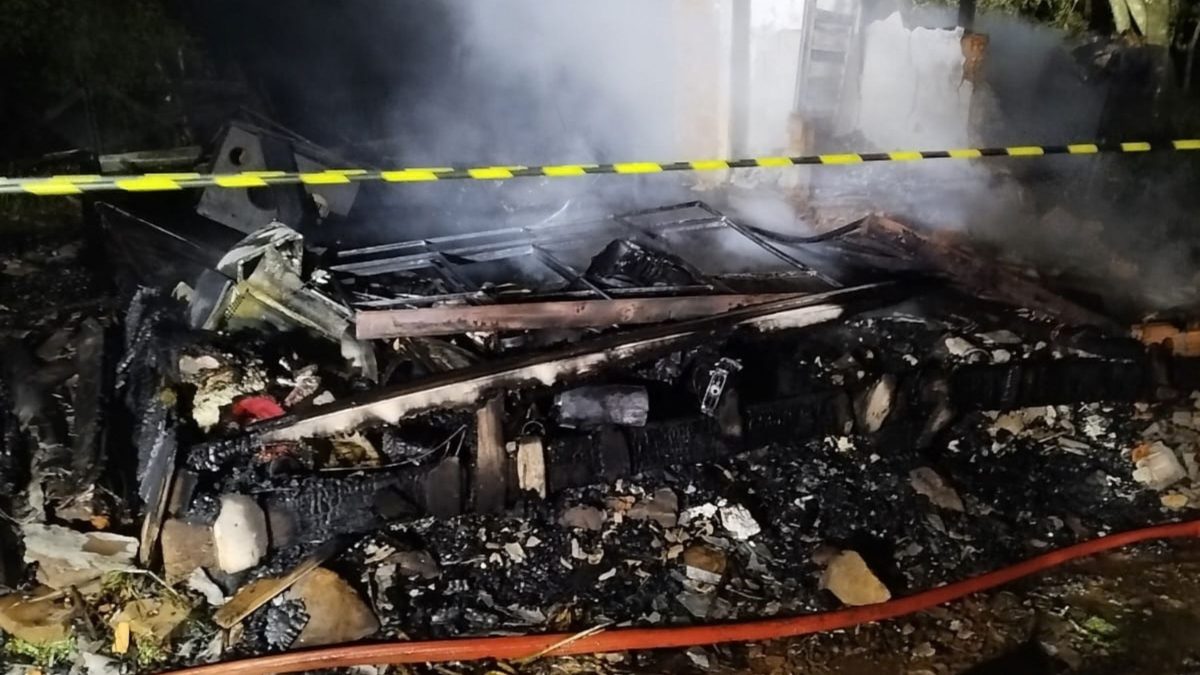 Idosa escapa de casa em chamas, mas fica ferida durante incêndio em SC