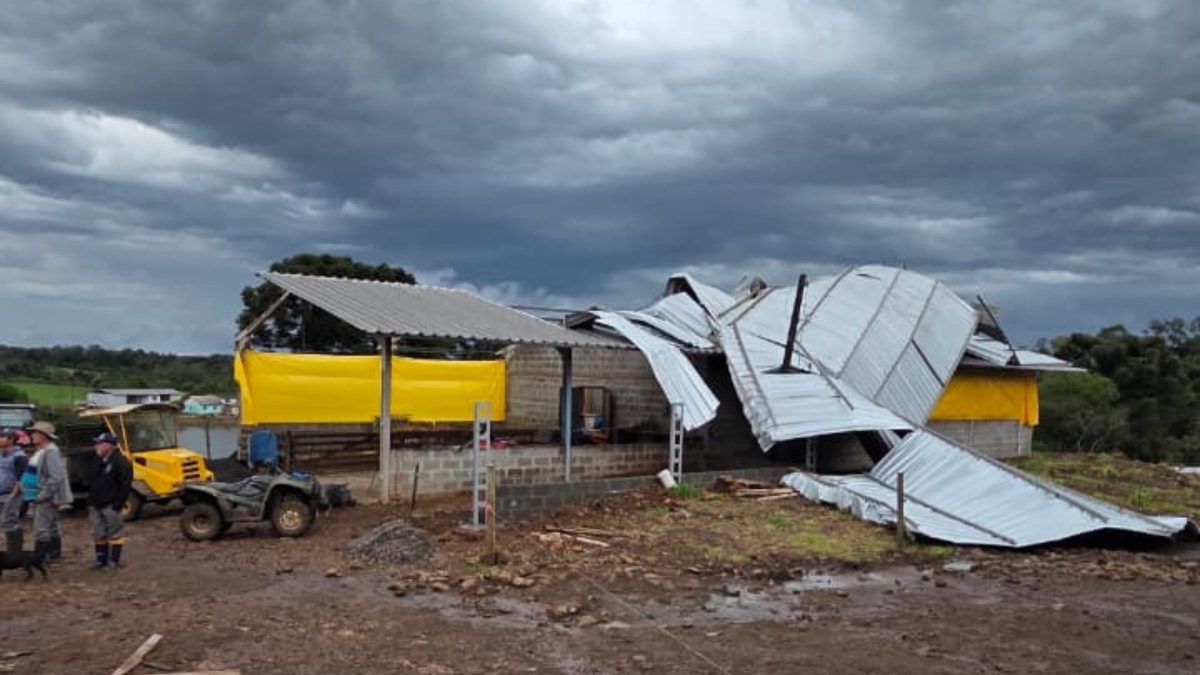 Temporais e granizo deixam rastro de destruição em 17 cidades do Oeste de SC e mais de 800 casas danificadas