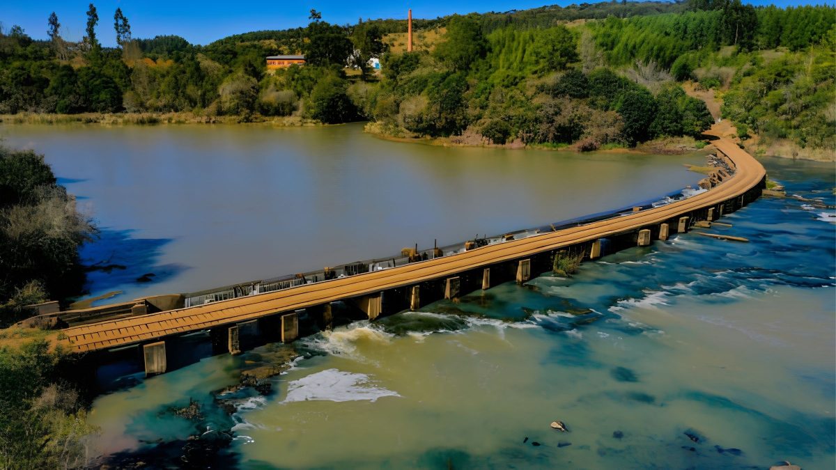 ‘Paraíso escondido’: ponte em curva sobre cachoeira de 10 metros vira atração na divisa de cidades em SC