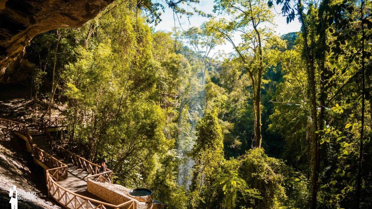 Refúgio espiritual escondido na natureza chama atenção por queda d’água de 25 metros e reúne fiéis em gruta de SC