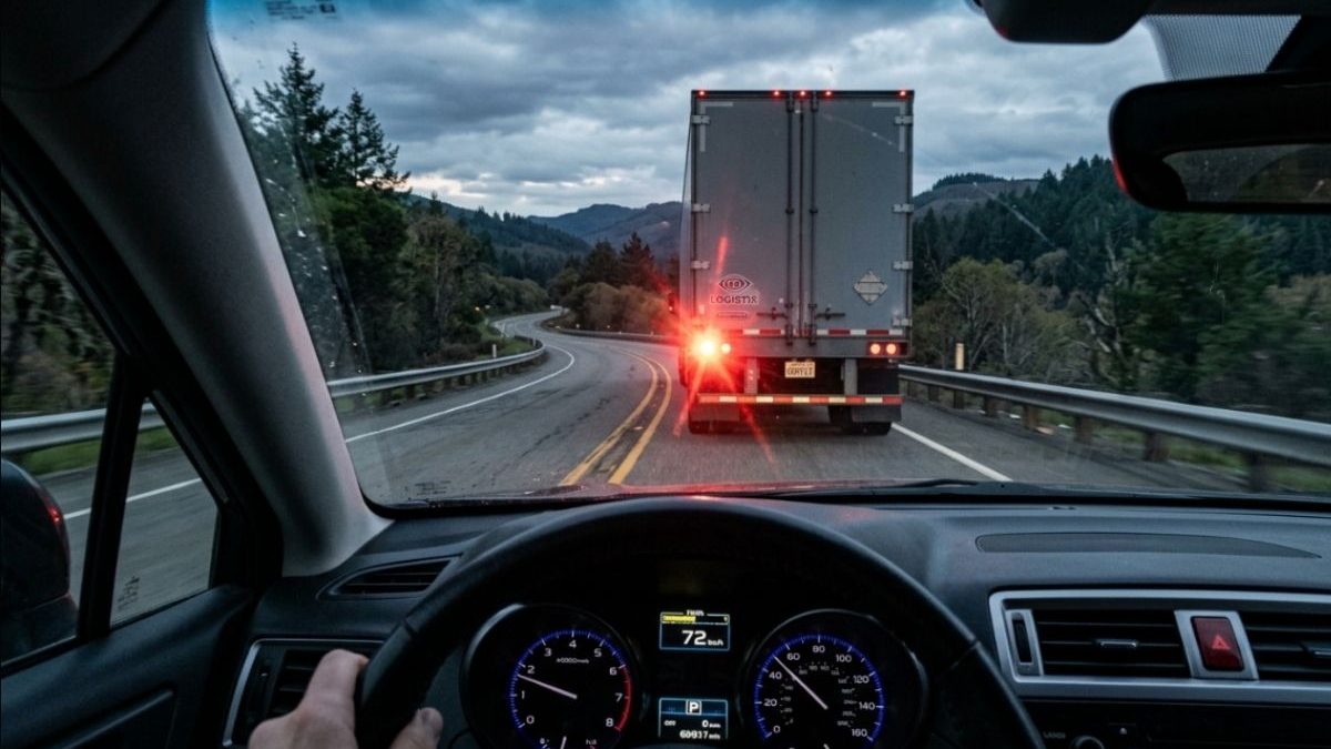 Perigo na ultrapassagem: entenda o que significa a seta esquerda do caminhão na estrada e evite um erro grave durante a manobra - QTU Questões do Universo