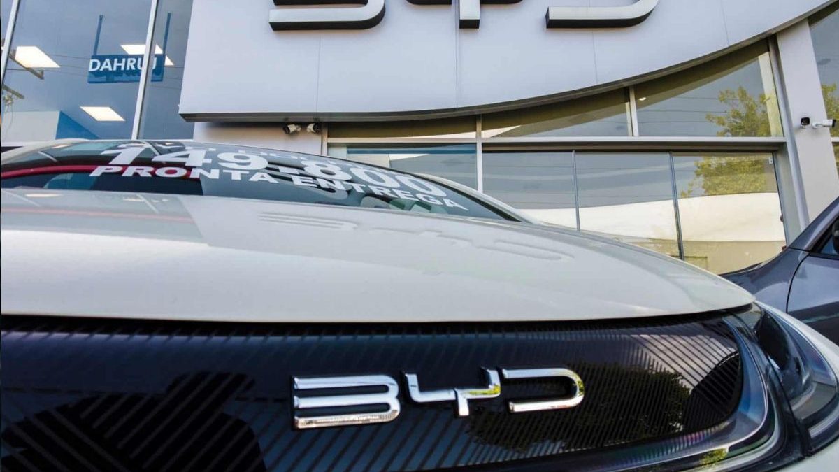 Peça do pedal de freio pode rachar: recall da BYD por falha no freio atinge 183 mil carros e exige troca gratuita do item