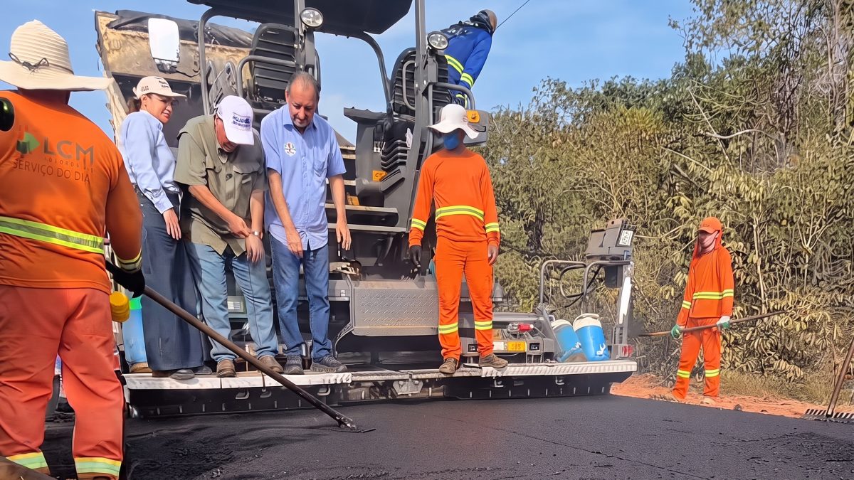 Omar Aziz visita obra na BR-319, mas admite demora: ‘Vai demorar um pouco? Vai! Não vai dar para asfaltar em um ano’