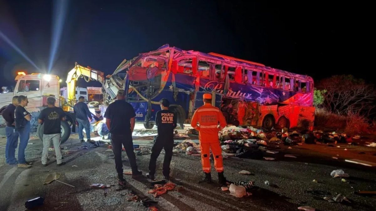 Grave acidente entre ônibus e carreta deixa 6 mortos e 43 feridos na BR-116, em Minas Gerais; veja o que se sabe