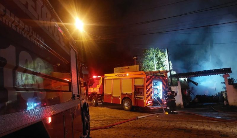 Chamas atingiram um depósito de telhas no bairro Itoupavazinha, em Blumenau - Corpo de Bombeiros/Divulgação/ND Mais