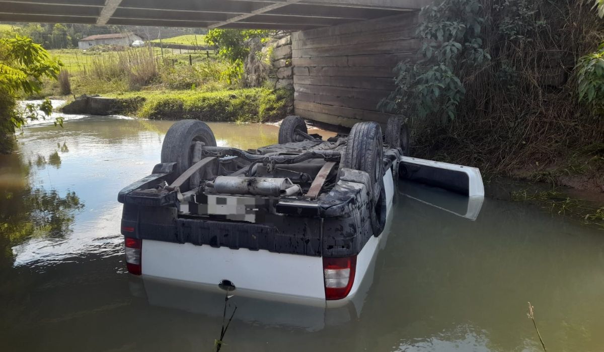 Motorista morre após carro sair da pista e cair em rio de Agronômica: ‘Pessoa de bom coração’.Foto: Corpo de Bombeiros/ND Mais