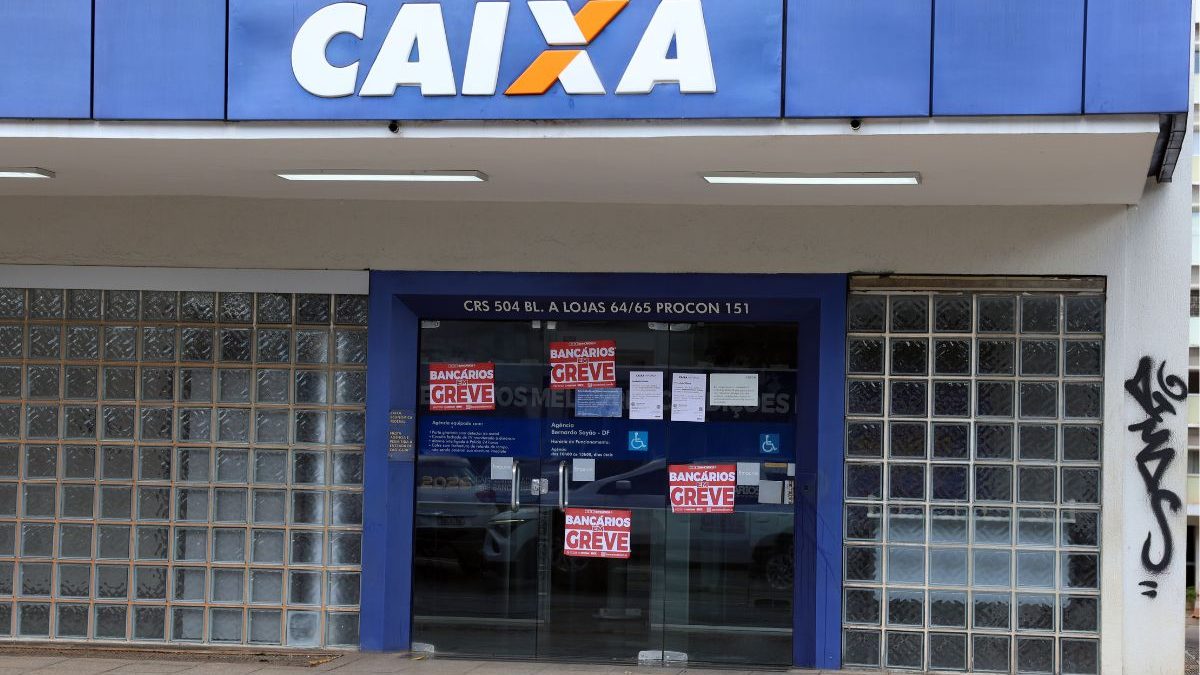 Greve trava a Caixa após 54 reuniões sem solução, mas governo confirma dinheiro na conta de 35 milhões nesta quinta (17)