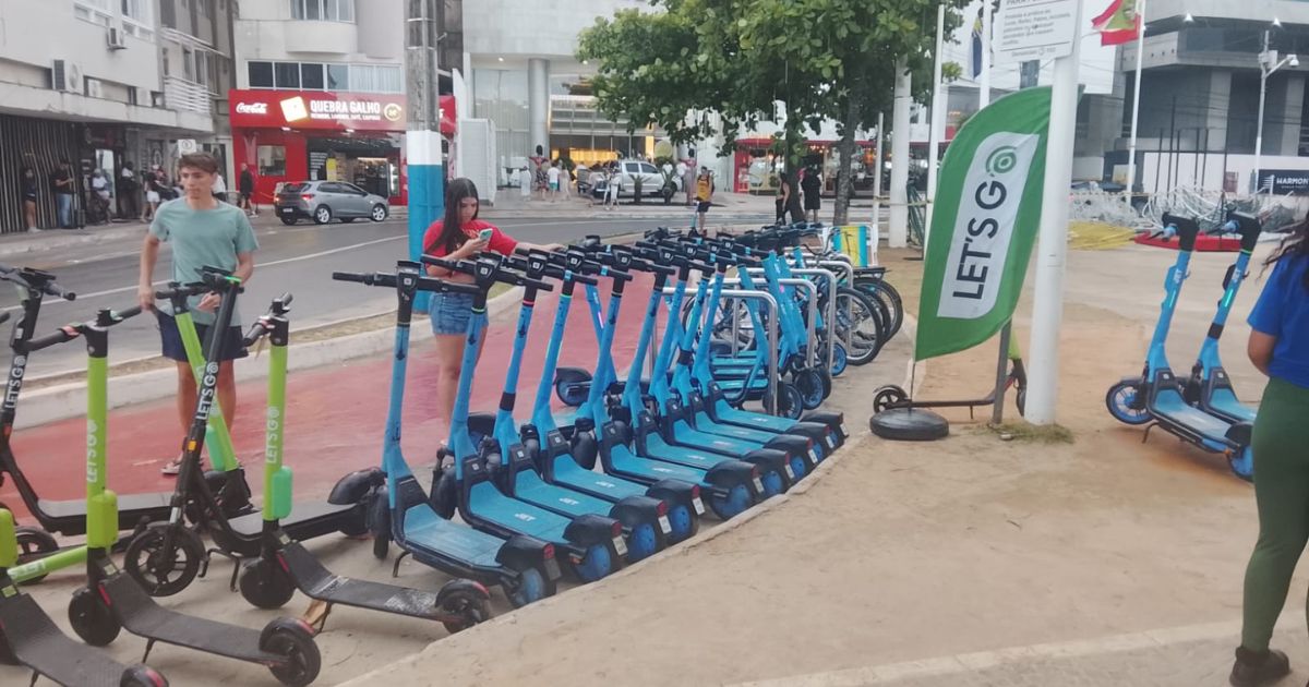 ‘Azuizinhos’ acumulados nas ruas rendem punição de dois anos à empresa em Balneário Camboriú após série de polêmicas envolvendo patinetes elétricos