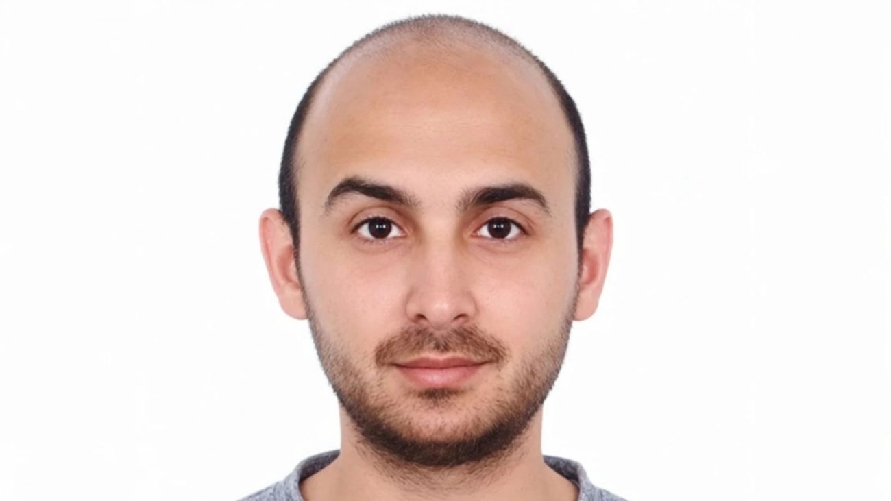 Suspeita é abordado por agentes da polícia no distrito de Kadıköy, em Istambul, Turquia; investigações apontam que ela viveu oito anos sob nova identidade após transiçãoFoto: hurriyet/Reprodução/ND Mais