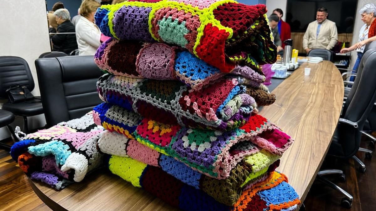 Crocheteiras voluntárias produzem mantas para idosos acamados em SC