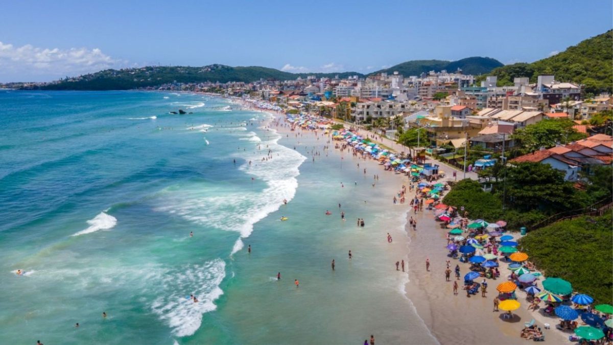 Falta de psicólogos e assistentes sociais leva Justiça a determinar mudanças na assistência social de praia de SC sob risco de multa diária de R$ 5 mil