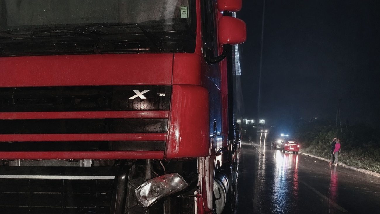 Motociclista morre após sofrer amputações em colisão violenta com carreta em SC
