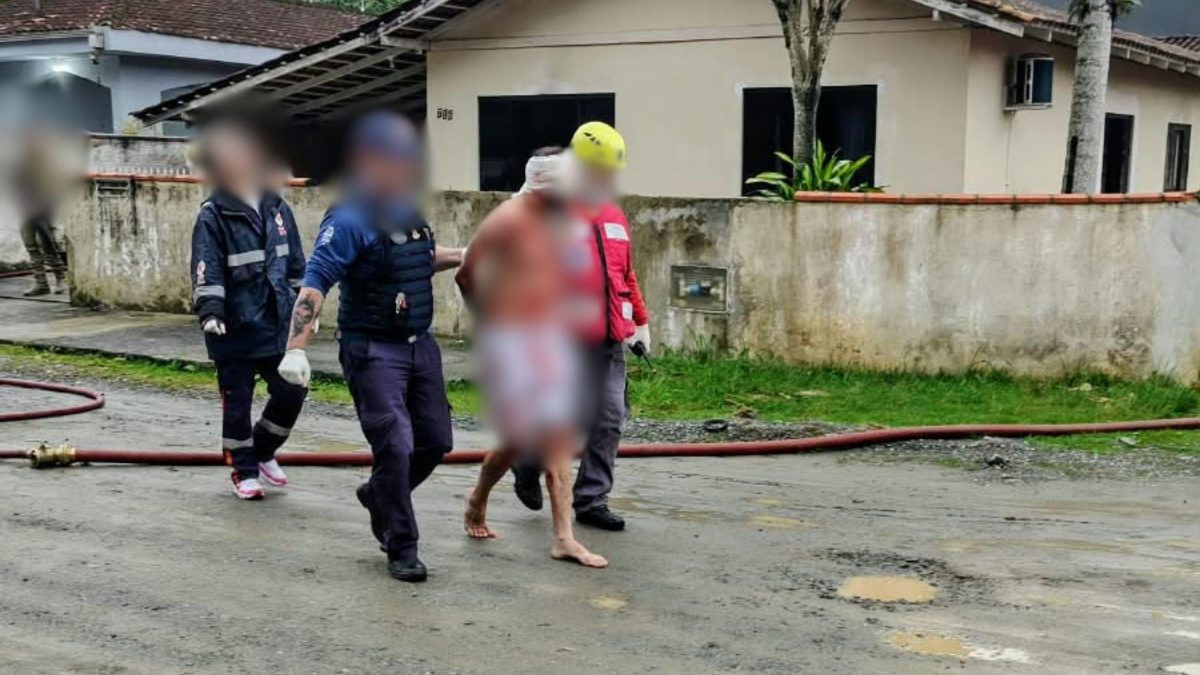 Cachorro morre após ser atacado por homem em Joinville e caso revela tarde de terror com incêndio, ameaças e agressões